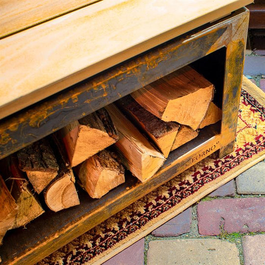 Benk med vedoppbevaring