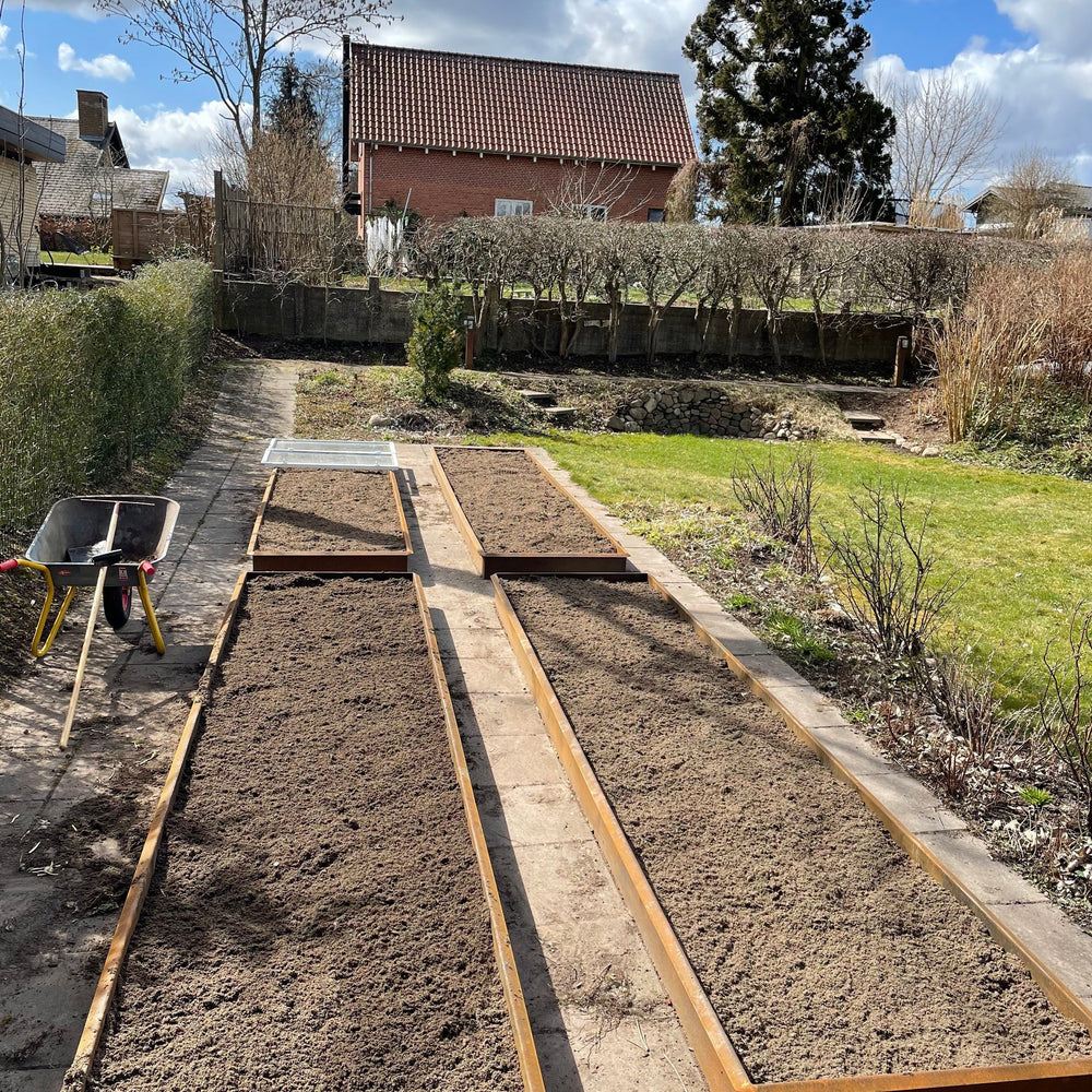 Spesialmål: Bedkant med utvendig skrå kant av 3 mm cortenstål