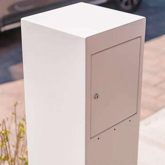 Postkasse i lakkert stål - minimalistisk modell