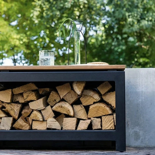 Benk med vedoppbevaring, svartbelagt