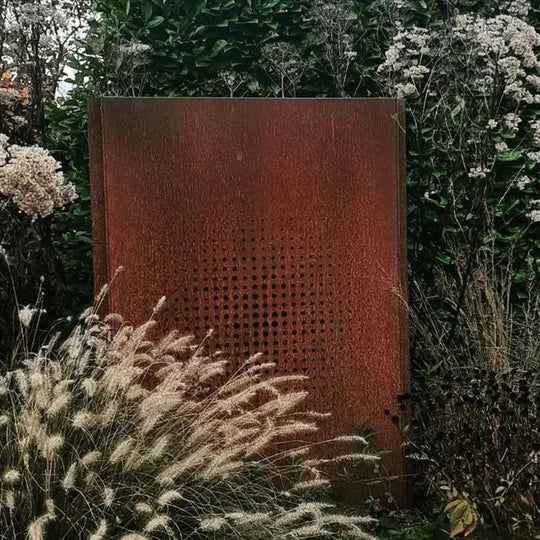 Gjerde i cortenstål med utskjæring: Abstrakt 4